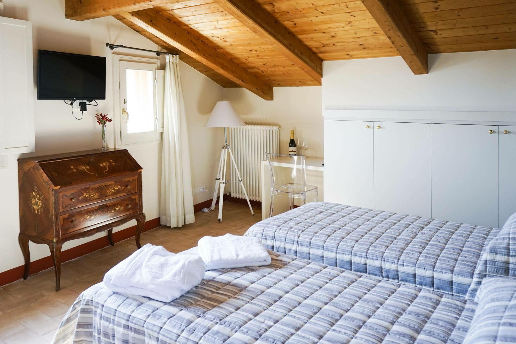 Casa Isolani Charms Rooms Santo Stefano ボローニャ エクステリア 写真